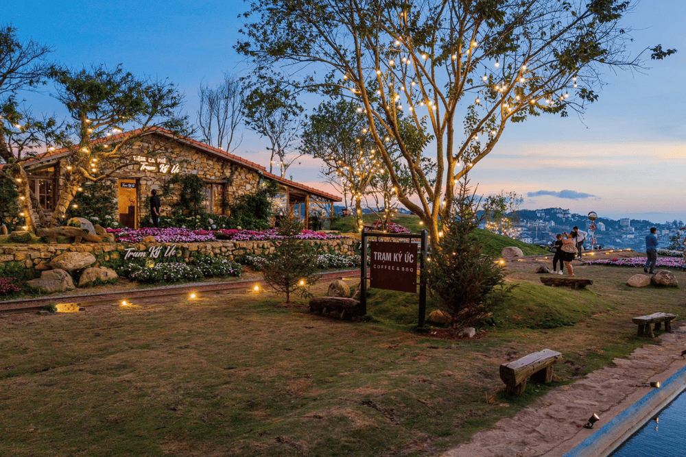 Kh&ocirc;ng gian quan được thiết kế thơ mộng với nhiều hoa tươi, l&yacute; tưởng để lưu lại khoảnh khắc tươi đẹp b&ecirc;n những người th&acirc;n y&ecirc;u (Nguồn: Fanpage Trạm K&yacute; Ức)